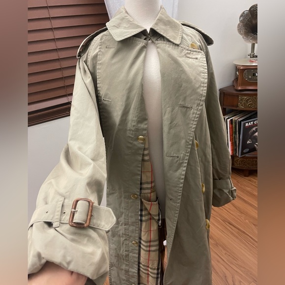 Vintage olive Burberry trench coat - Picture 9 of 13